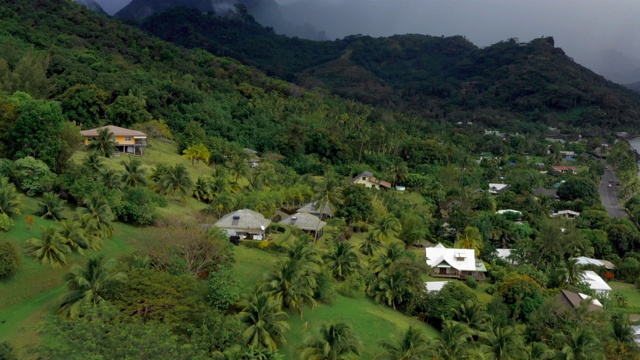 航拍:法属波利尼西亚莫雷阿岛的山坡和山脉视频素材