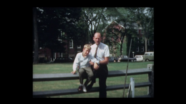 1966年，脚受伤的男孩跳到了围栏上视频素材