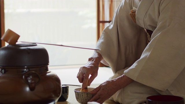 茶道主持人在碗里搅茶视频素材