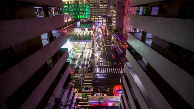 公寓大楼与台北交通景观在雨夜-时间流逝视频素材