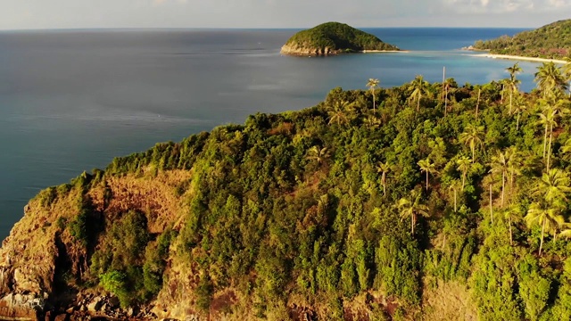 无人机拍摄的小马岛，高攀干泰国。异国情调的海岸全景景观，梅哈德海滩，夏日。珊瑚间的沙径。生动的海景，上面是山上的椰子树视频素材