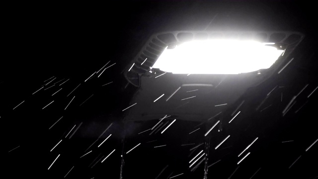 路灯下的雨滴。抽象的背景视频素材