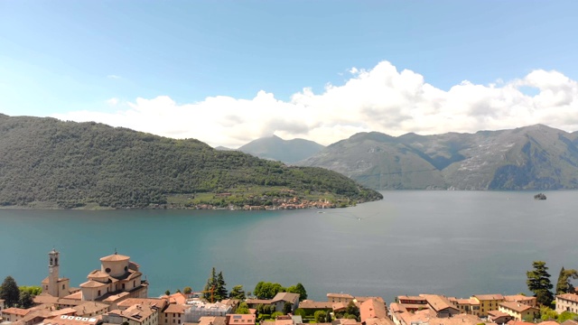 无人机的Lago d'Iseo湖山和房子视频素材