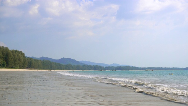 泰国攀雅Khao Lak附近的Bang Sak海滩，海浪和蓝色的大海视频素材