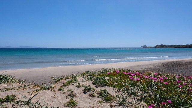 意大利撒丁岛圣安提奥科Coaquaddus的海浪视频素材