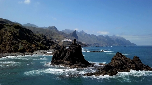 遥远的贝尼霍海滩(Playa de Benijo)航拍全景图，特内里费，加那利群岛，西班牙。视频素材