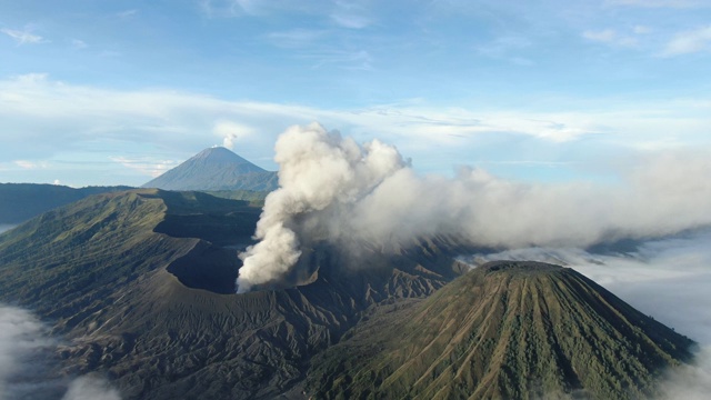 印尼东爪哇的布罗莫活火山火山口的航拍。视频素材