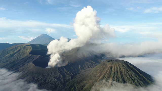 印尼东爪哇的布罗莫活火山火山口的航拍。视频素材