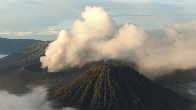 印尼东爪哇的布罗莫活火山火山口的航拍。视频素材