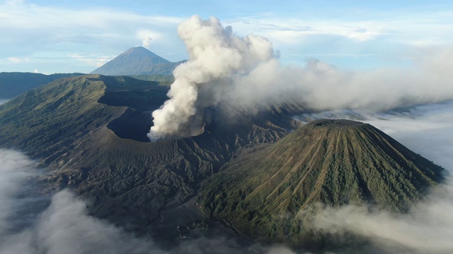 空中拍摄的布罗莫火山活火山火山口视频素材