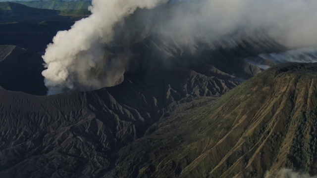 空中拍摄的布罗莫火山活火山火山口视频素材