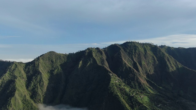 蓝天碧绿的山脉鸟瞰图视频素材