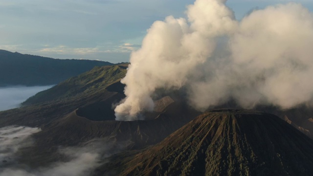 印尼东爪哇的布罗莫活火山火山口的航拍。视频素材