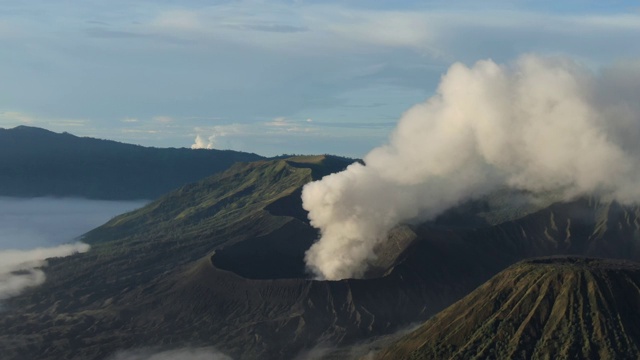 印尼东爪哇的布罗莫活火山火山口的航拍。视频素材