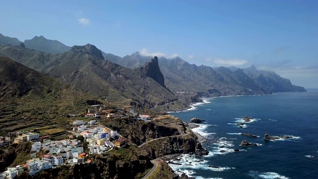 遥远的贝尼霍海滩(Playa de Benijo)航拍全景图，特内里费，加那利群岛，西班牙。视频素材