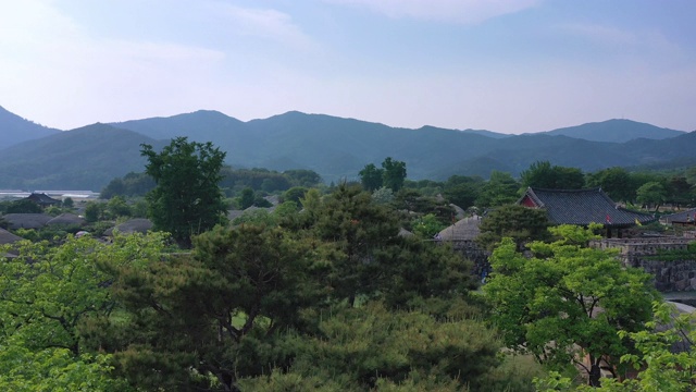 韩国拿根村的韩国传统村庄鸟瞰图。拿根凤城村，草屋。视频素材