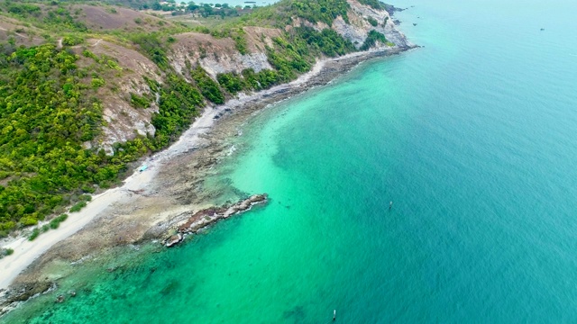 鸟瞰图海浪，海滩和岩石海岸和美丽的森林。美丽的自然背景。海岛背景，热带旅游。视频4k格式鸟瞰图。视频素材