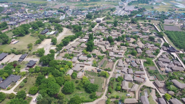 韩国拿根村的韩国传统村庄鸟瞰图。拿根凤城村，草屋。视频素材