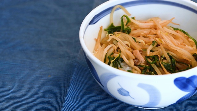 吃石锅拌饭视频素材