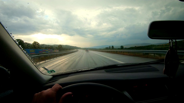 暴风雨期间，波夫在高速公路上驾驶汽车，雨水溅到汽车挡风玻璃上视频素材