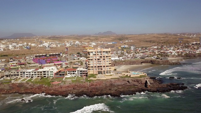 无人机观看的Playas De Rosarito，墨西哥的落基海岸与海浪猛烈撞击视频素材