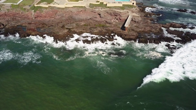 无人机观看的Playas De Rosarito，墨西哥的落基海岸与海浪猛烈撞击视频素材