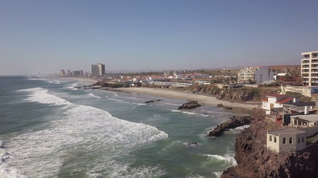 无人机观看的Playas De Rosarito，墨西哥的落基海岸与海浪猛烈撞击视频素材