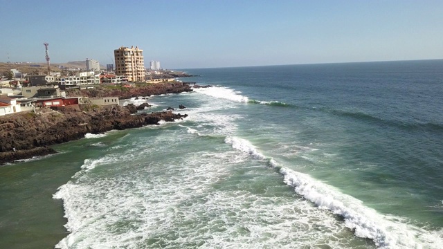 无人机观看的Playas De Rosarito，墨西哥的落基海岸与海浪猛烈撞击视频素材