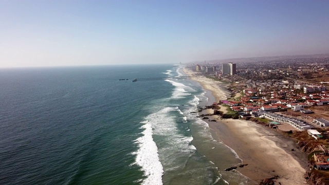 无人机观看的Playas De Rosarito，墨西哥的落基海岸与海浪猛烈撞击视频素材