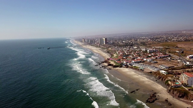 无人机观看的Playas De Rosarito，墨西哥的落基海岸与海浪猛烈撞击视频素材