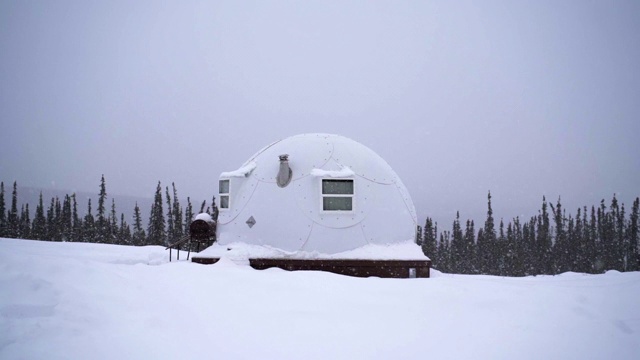 慢镜头:人造冰屋和当它下雪在阿拉斯加，费尔班克斯，阿拉斯加视频素材