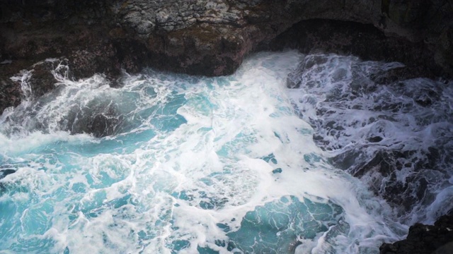 慢镜头:海浪在夏威夷考艾岛考艾湾翻滚视频素材