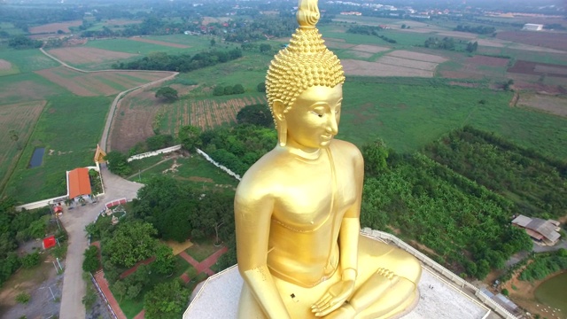 鸟瞰图的大佛在Wat Muang，泰国视频素材