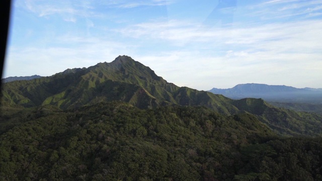 慢镜头:夏威夷考艾岛纳帕利的州立公园山峰视频素材