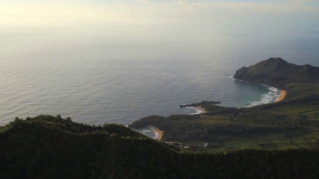 慢镜头:从夏威夷考艾岛的直升机上拍摄的纳帕里海岸视频素材