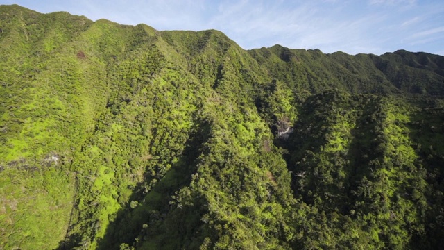 慢镜头:夏威夷考艾岛，纳帕利海岸州立荒野公园山脊线视频素材