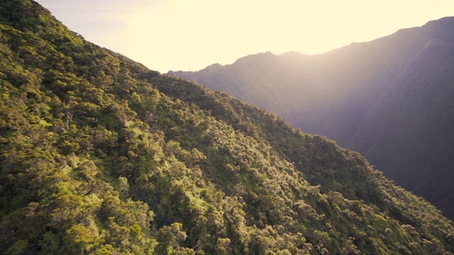 慢镜头:纳帕利海岸州立公园和太阳，考艾岛，夏威夷视频素材