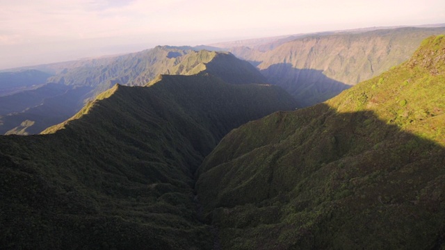 慢镜头:高空航拍的Napali海岸州立公园山脊线和山谷，考艾岛，夏威夷视频素材