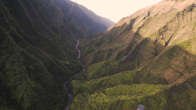 慢镜头:夏威夷考艾岛，纳帕利海岸州立公园山谷中的河流视频素材