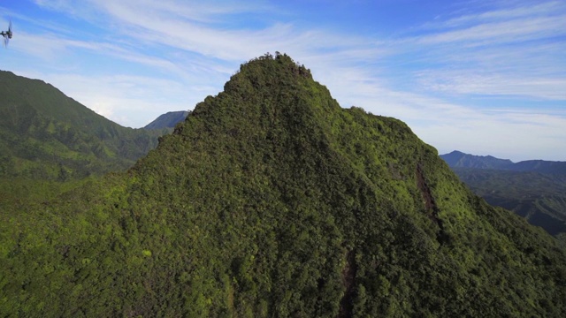 空中出口:森林覆盖的夏威夷山脉，蓝天之上，考艾岛，夏威夷视频素材