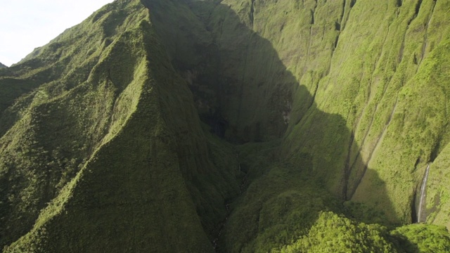 右图:夏威夷考艾岛阳光中的绿色夏威夷山视频素材