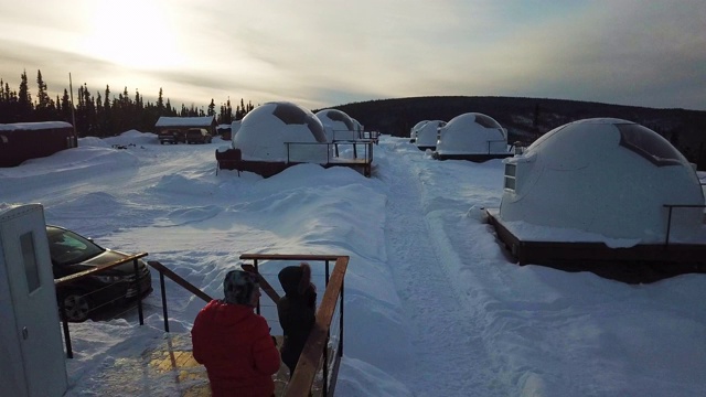 空中出口/上升:阿拉斯加费尔班克斯森林谷雪原上的冰屋视频素材