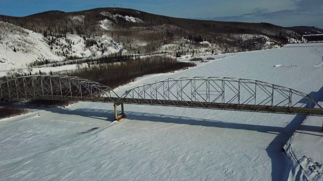 空中右图:阿拉斯加费尔班克斯雪谷上的桥视频素材