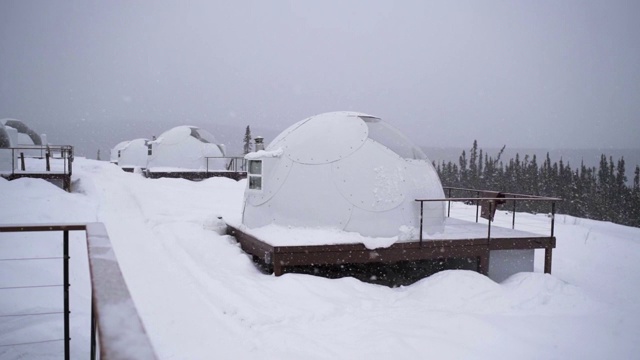 慢镜头:在阿拉斯加费尔班克斯下雪时制造的冰屋系列视频素材