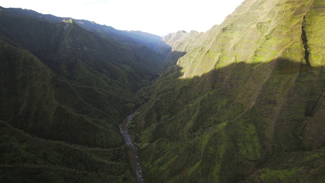 慢动作:直升机旋翼叶片在夏威夷山，山谷，考艾岛，夏威夷视频素材