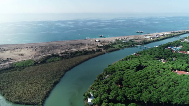 全貌/“Belek”旅游设施和安塔利亚的“Acisu”溪流
安塔利亚08/10/2018视频素材