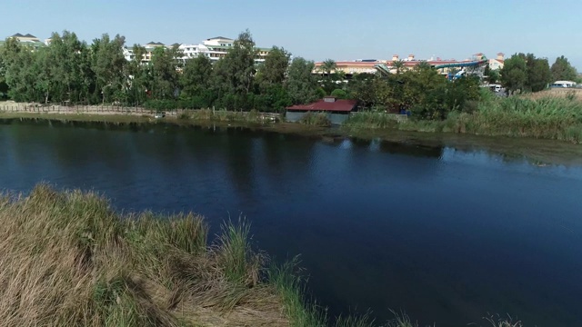 迷人的风景/“Belek”旅游设施和安塔利亚的“Acisu”溪流。
安塔利亚土耳其/ 10/08/2018视频素材