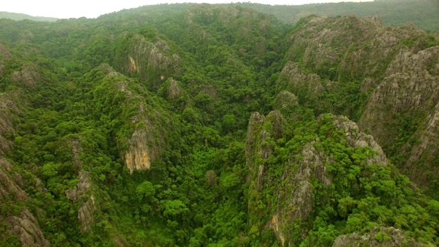 泰国Noen Maprang的石灰岩山鸟瞰图视频素材