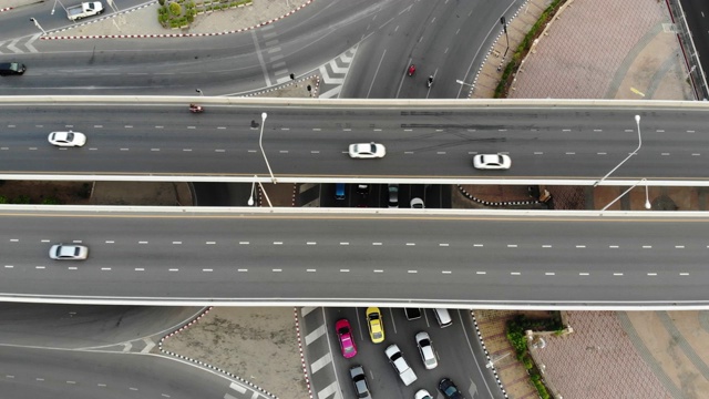 鸟瞰图城市交通道路与车辆、汽车和卡车的运动视频素材