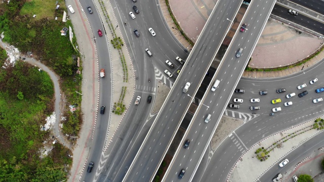 鸟瞰图城市交通道路与车辆、汽车和卡车的运动视频素材